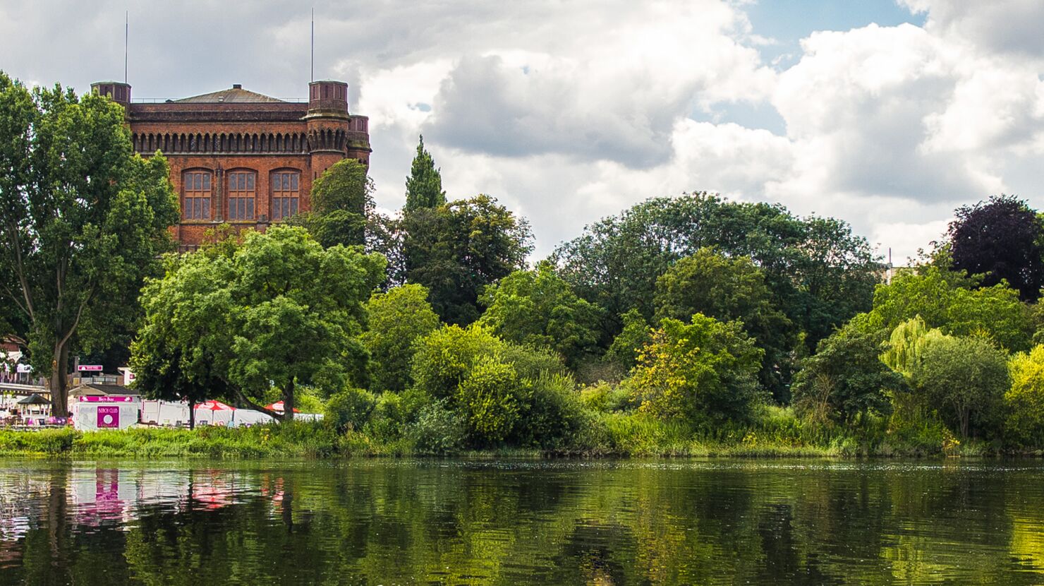 Das Hotel zum Kuhhirten - zwischen Weser und Werdersee auf dem Stadtwerder. Durch die ruhige Lage gut ausgeschlafen und ausgeruht Bremen erleben!